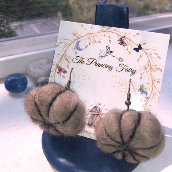 New Never Worn Elegant Hand Felted Pumpkin Earrings Fashion Fun - Picture 1 of 5